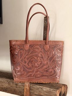 Hand tooled leather bag / bolsa de piel cincelada