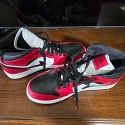 Nike Air Jordan 1 Mid 'Chicago Black Toe' Black/Red Size 9.5NEW 