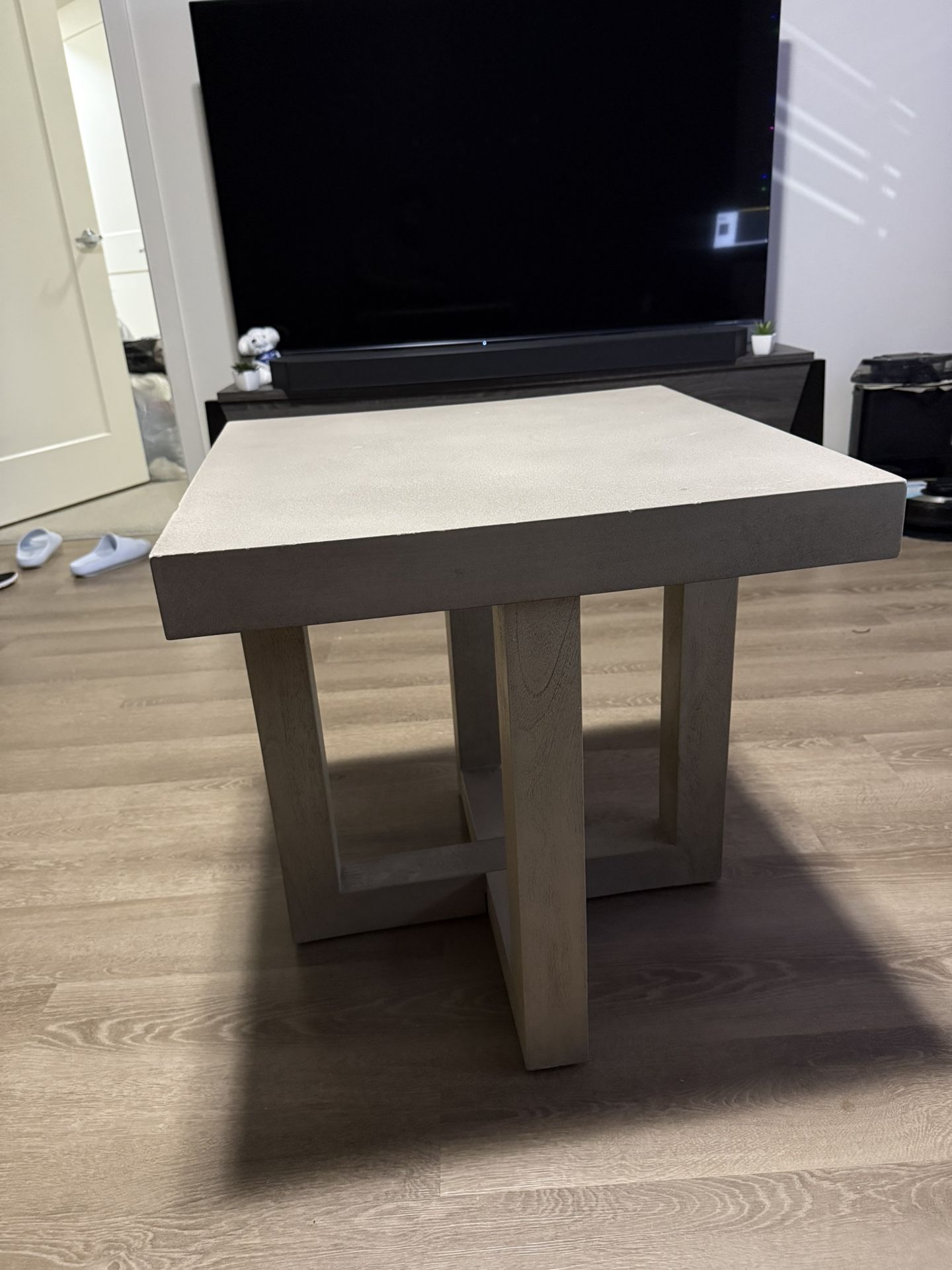 Move Out Sale : Ashley Classy Coffee Table Or End Table