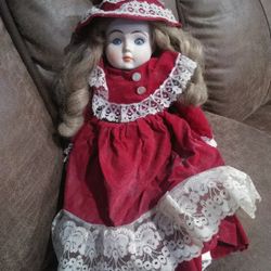 Porcelain Doll Wind Up, Plays Mysterious melody 