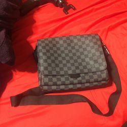 LV bag barely used willing to take offers