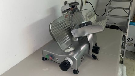 Commercial meat slicer