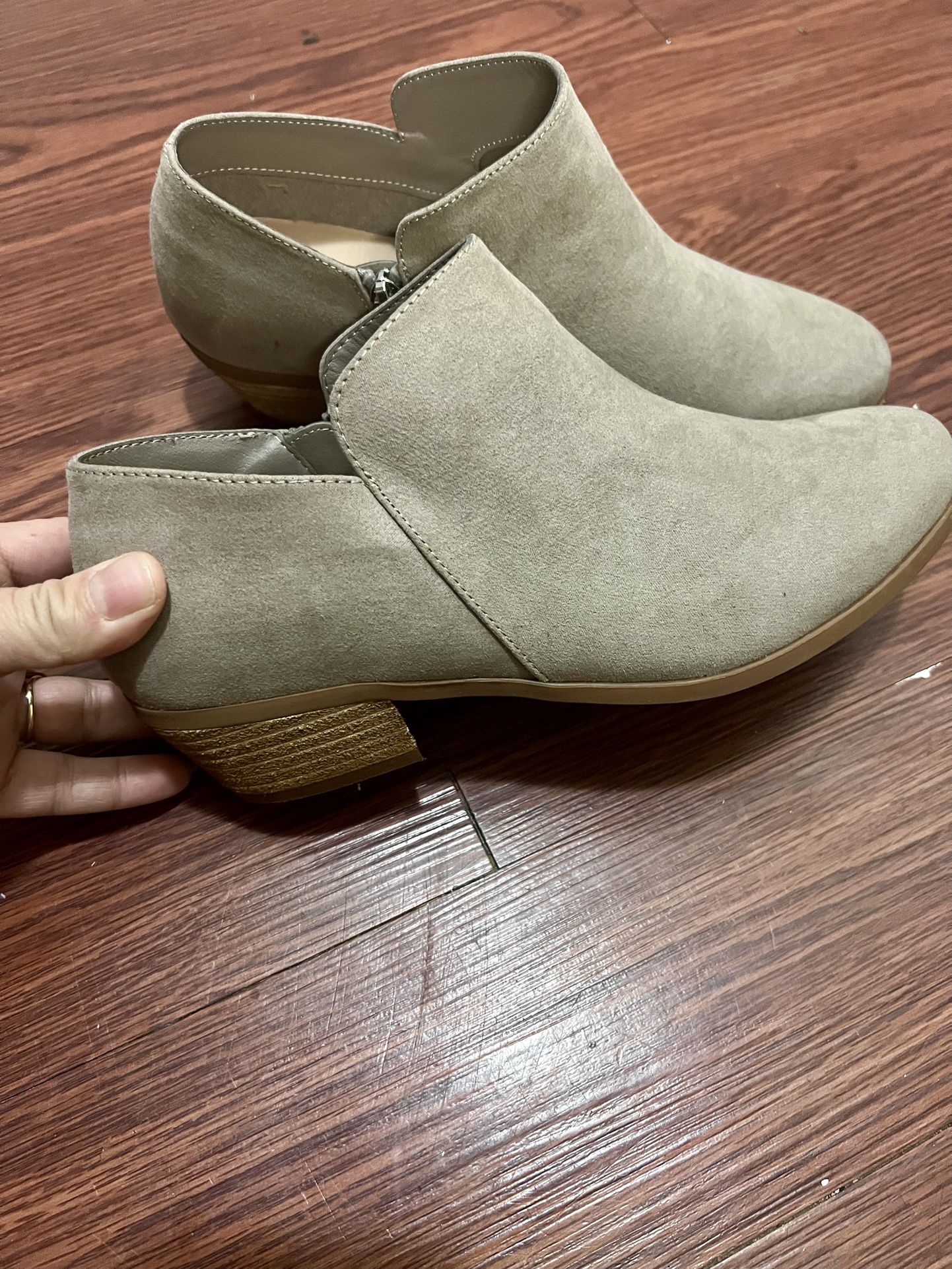 New Women’s Boots Size 8