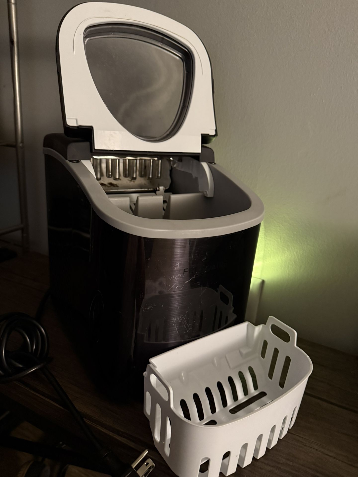 FRIGIDAIRE ICE MACHINE