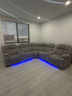 sectional grande reclinable, con asientos eléctricos, portavasos y luces LED debajo