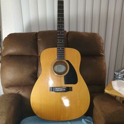 ACOUSTIC GUITAR