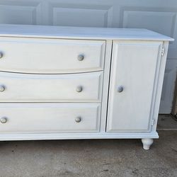 ** Beatiful 3 drawer + side storage door wooden dresser**