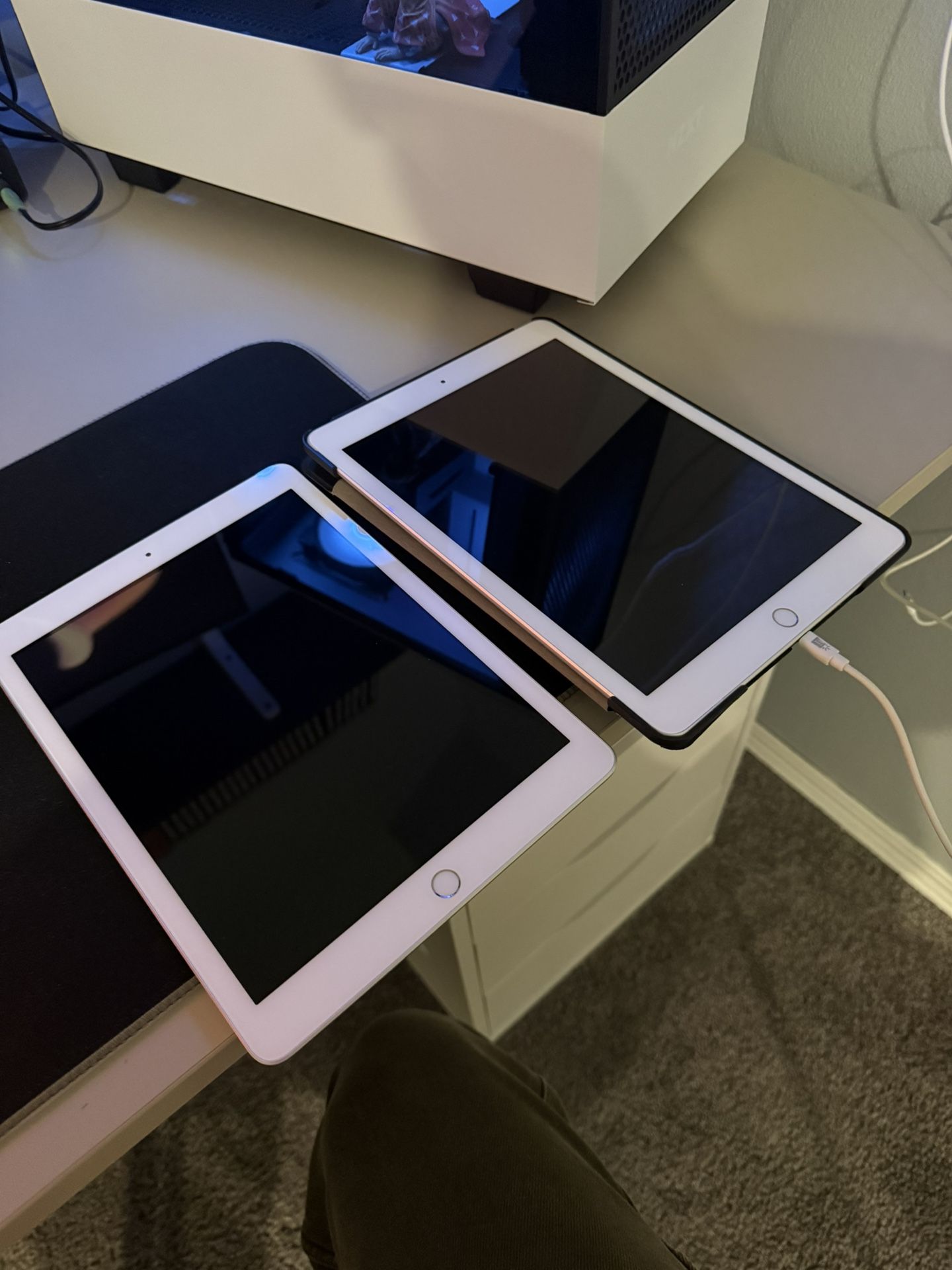 Bundle: 2 Like-New iPads (2018, 32GB)