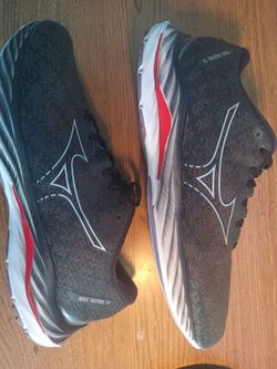 Mizuno men's running shoes size 9.5