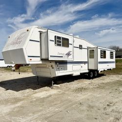 1996 Hitch Hiker Champagne Editon fifth wheel camper 38 feet