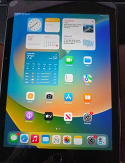 Apple iPad 5th Gen 9.7” – 32GB – Wi-Fi + Cellular