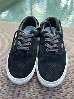 Vans Off The Wall Classic Black and white Shoes / Men Size 6.0 Women 7.5