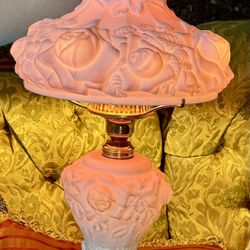 . Beautiful  VINTAGE RARE FENTON T.F. B.  GLASS PUFFY ROSES WHITE PINK LAMP Brass Electric Lights Up Top And Bottom. Works.