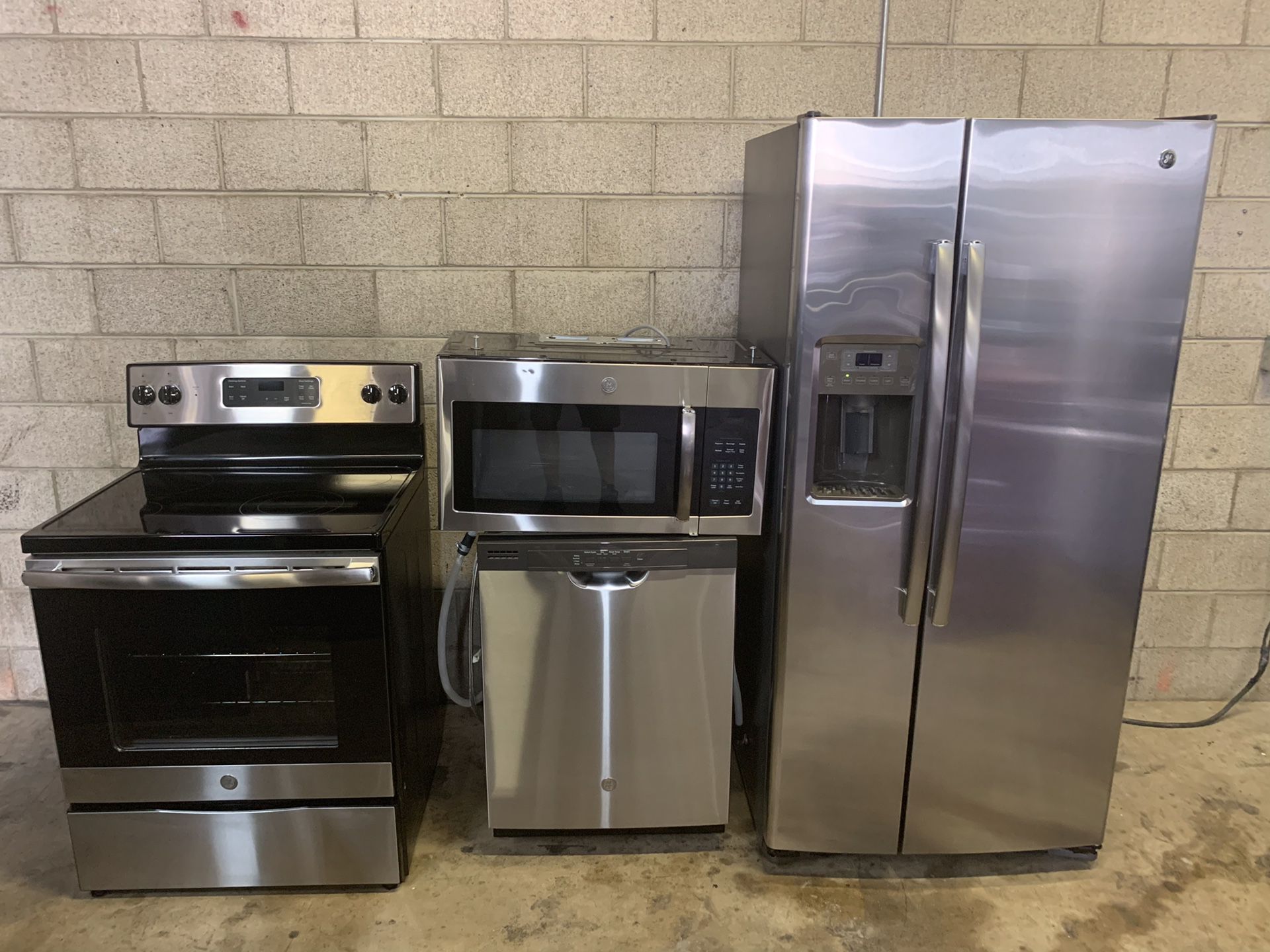 VERY NICE SET OF GE STAINLESS STEEL KITCHEN APPLIANCES SET