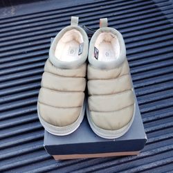Size 9 Women's Uggs 