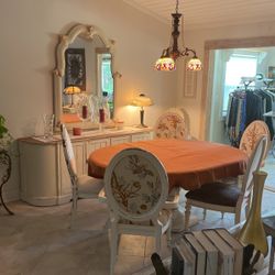 Beautiful Dinning Room Oval Pedestal Table