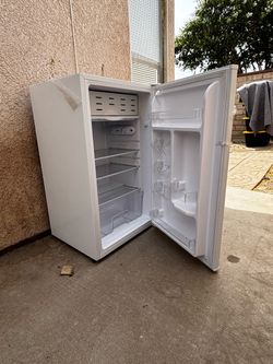 3.3 cu ft. White Magic Chef Mini Fridge