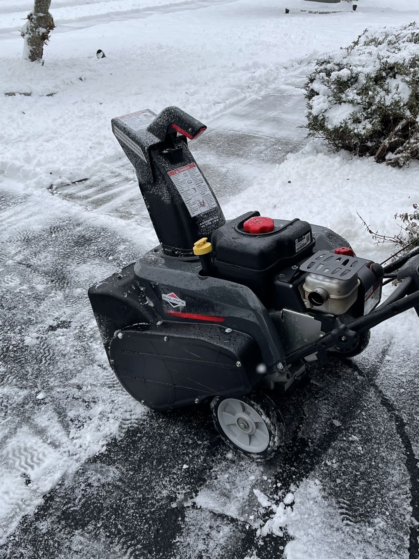 Snow blower 22” Like New Use Few Times