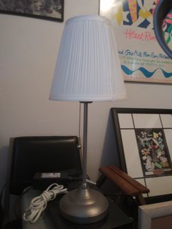 White table lamp with metal holder