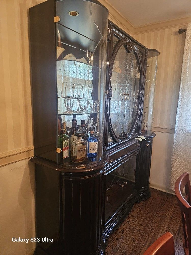 Elegant China Cabinet/Bar Hutch in Excellent Condition