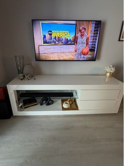 White gloss TV console w/LED light