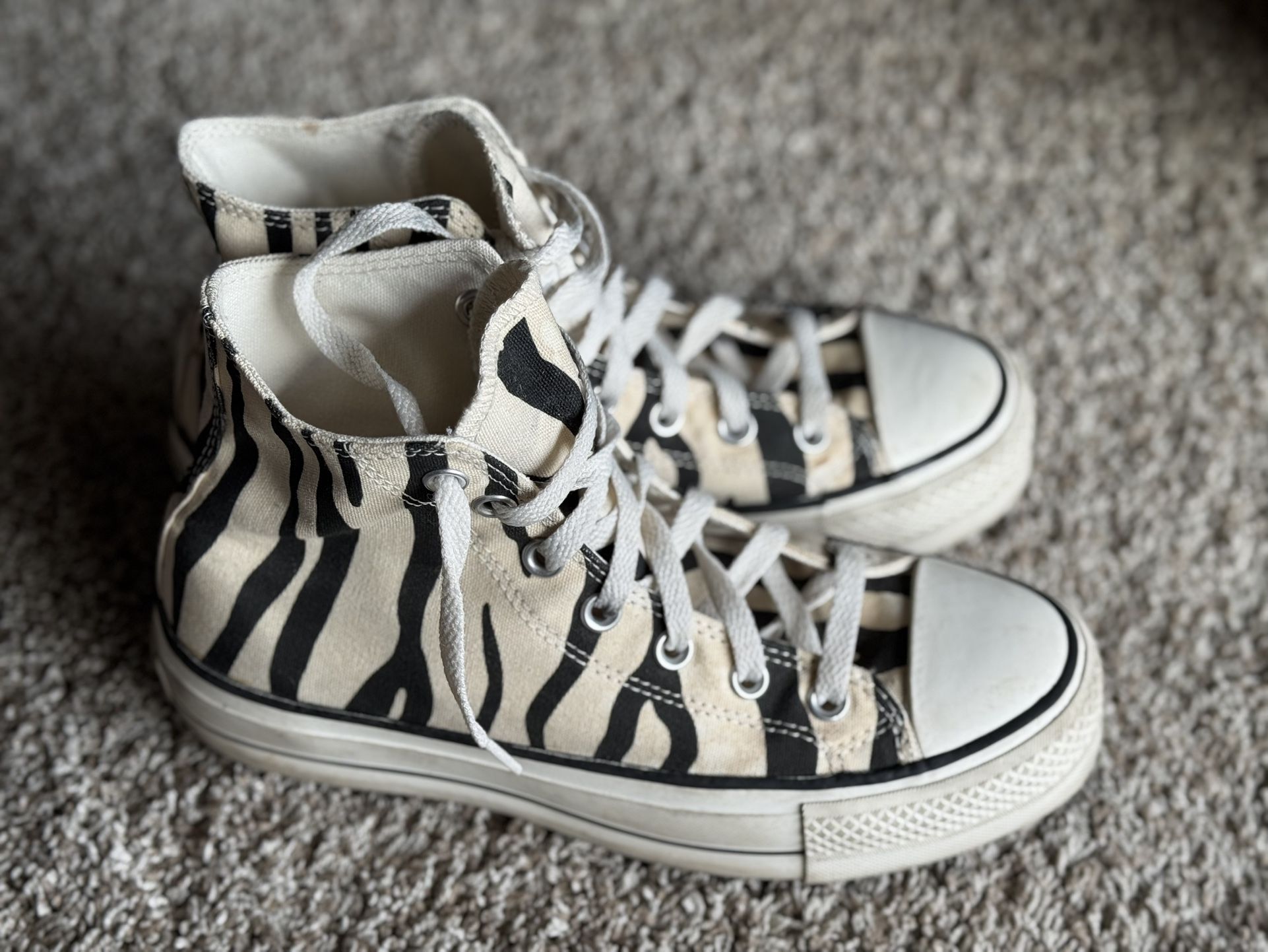 Converse Chuck Taylor All Star Hightop Size- W7.5/ M5.5