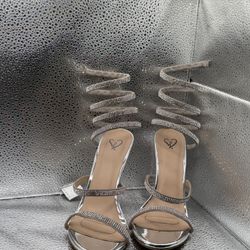 Elegant silver strappy heels size 6