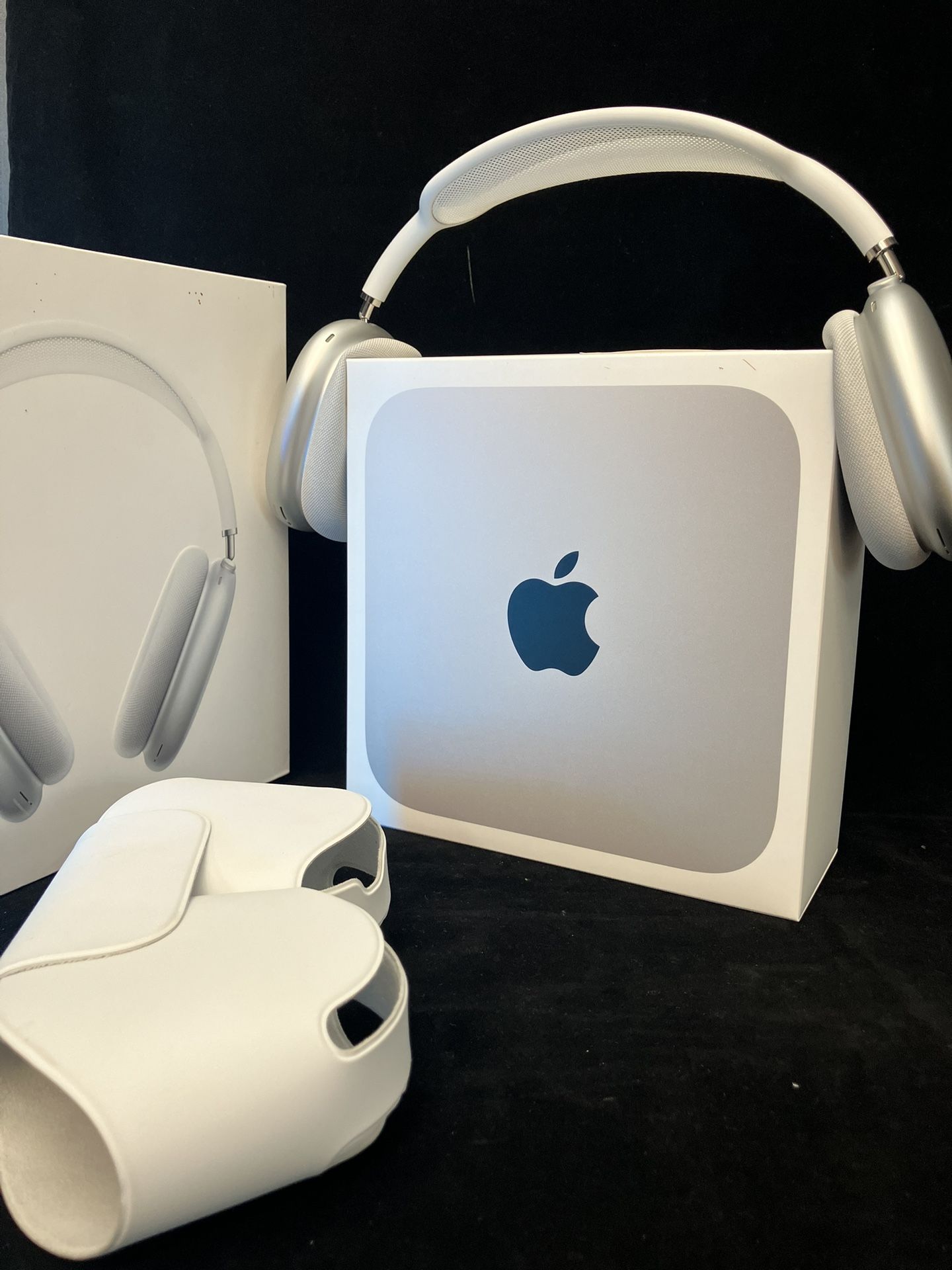 Apple AirPods Max Wireless Over-Ear Closed-Back Headphones