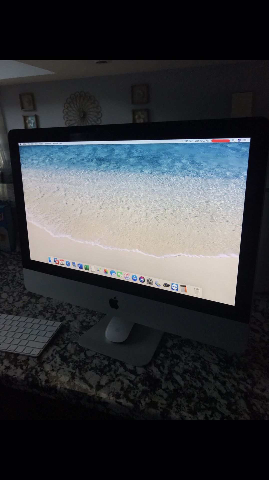 iMac w/wireless keyboard and mouse