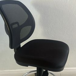 Black Office Chair/Silla negra de oficina 