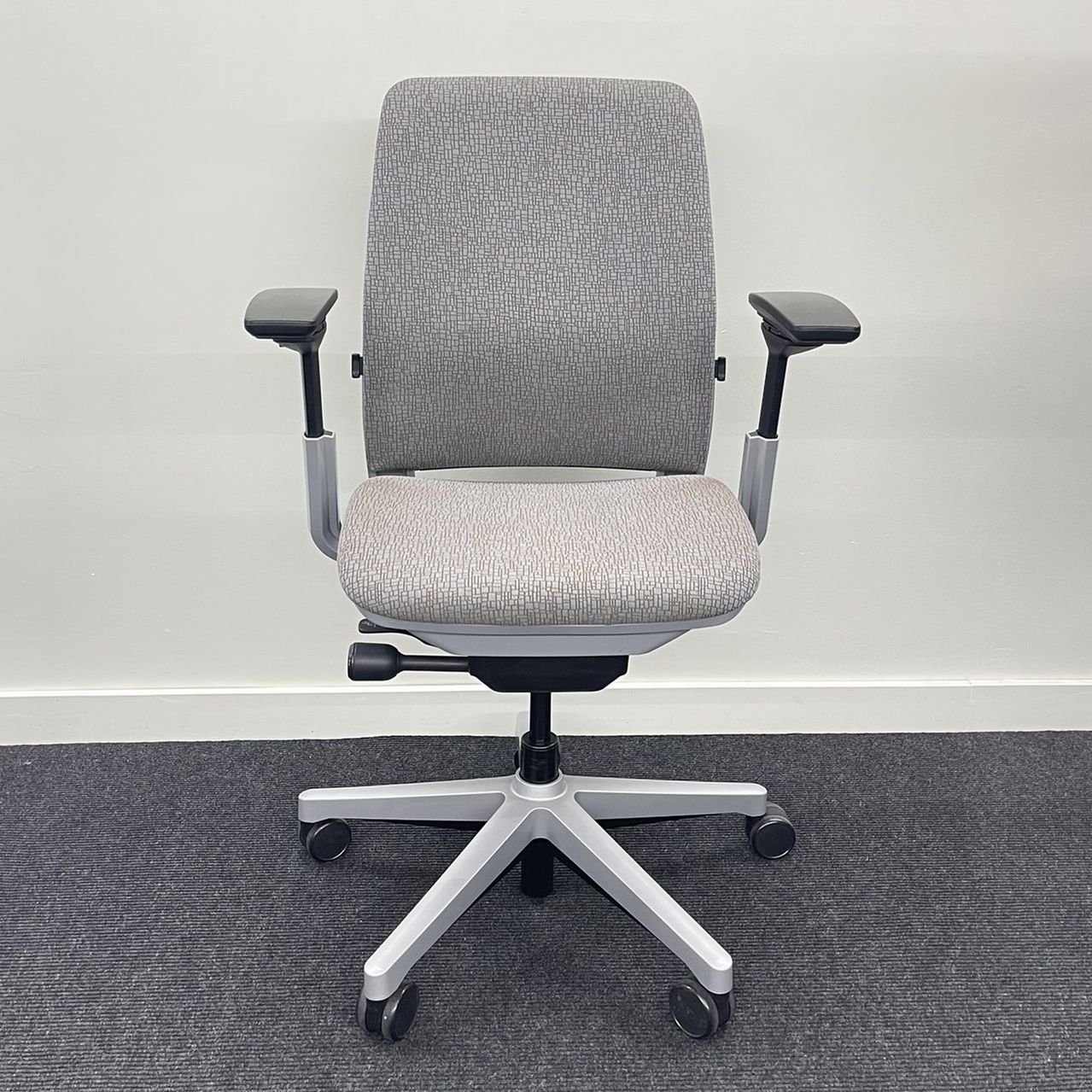 LIKE NEW STEELCASE AMIA CHAIR FULLY LOADED WITH LUMBAR SUPPORT!  