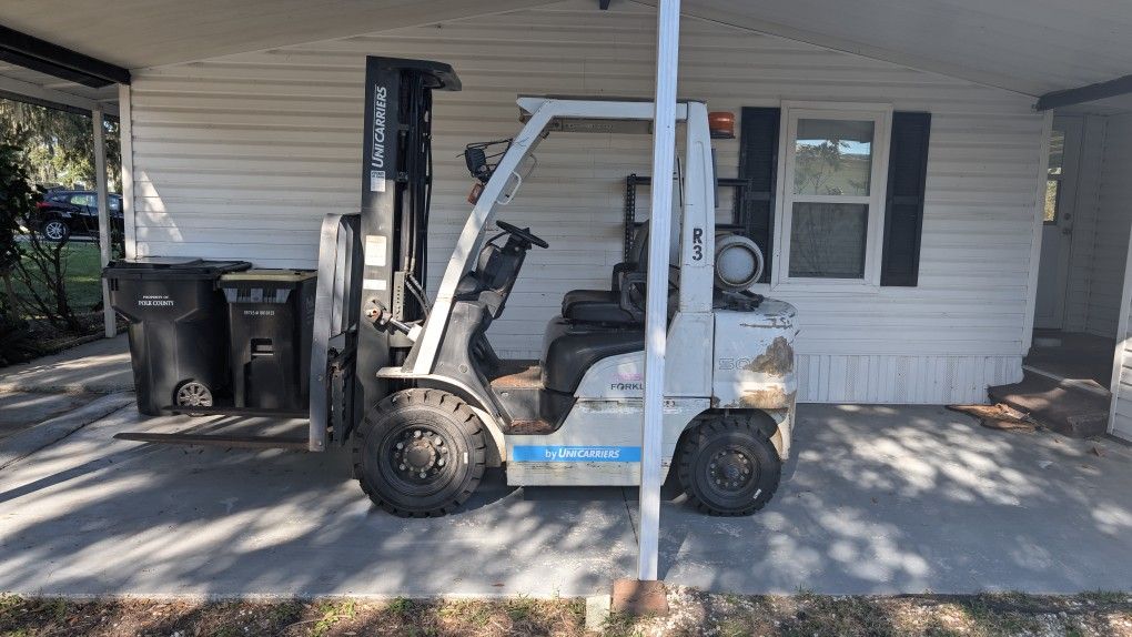 FOR SALE: 2014 Nissan Forklift - 5,000 lbs Capacity - LP Gas