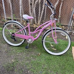 26 Inch Roxie Bike , 7 Speed, Ready To Ride , Perfect Condition , Please See Photos For Details, Cash Only 