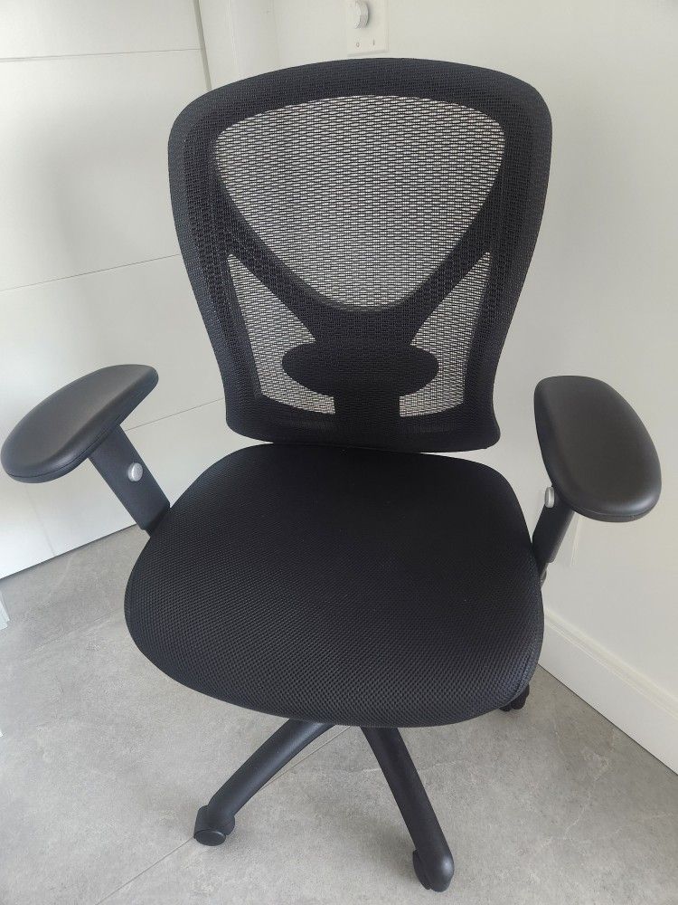 Staples Office Chair (Like New)