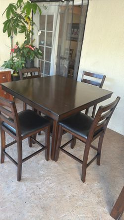 Dining table and 4 Chairs like New