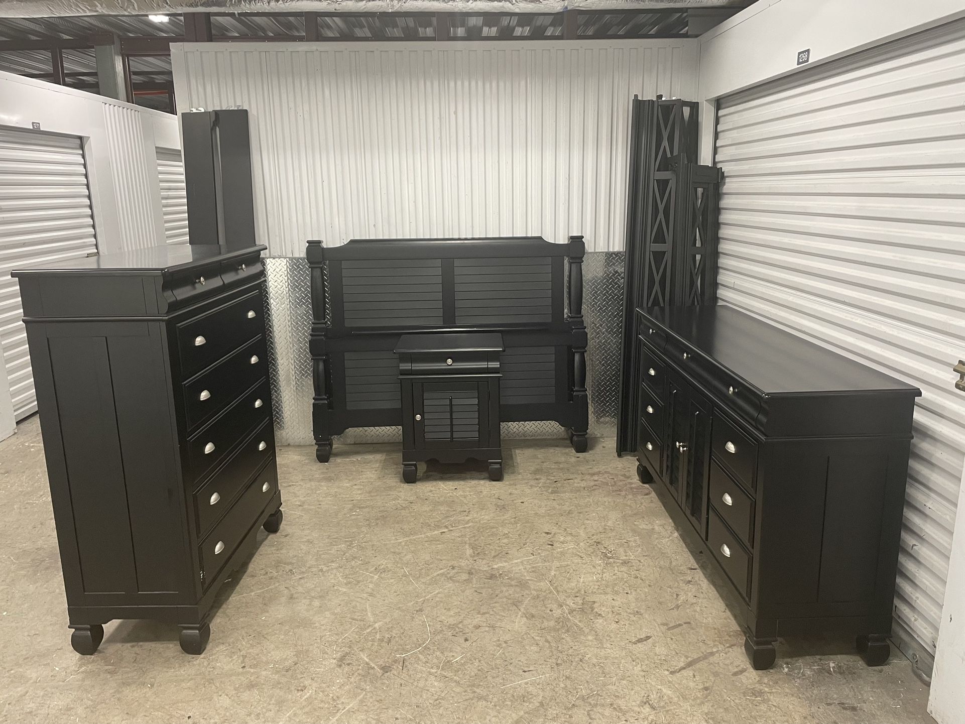 Queen Size Bedroom Set Comes With 2dresser And End Table