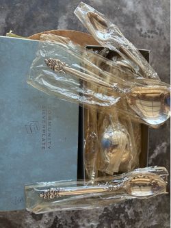 Vintage Oneida Spanish Crown silverplate set