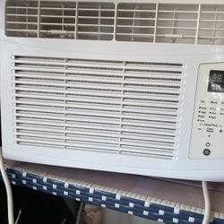 Small Room Air conditioning Unit Works Great 