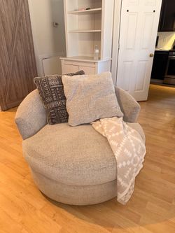 Soletren couch and swivel chair