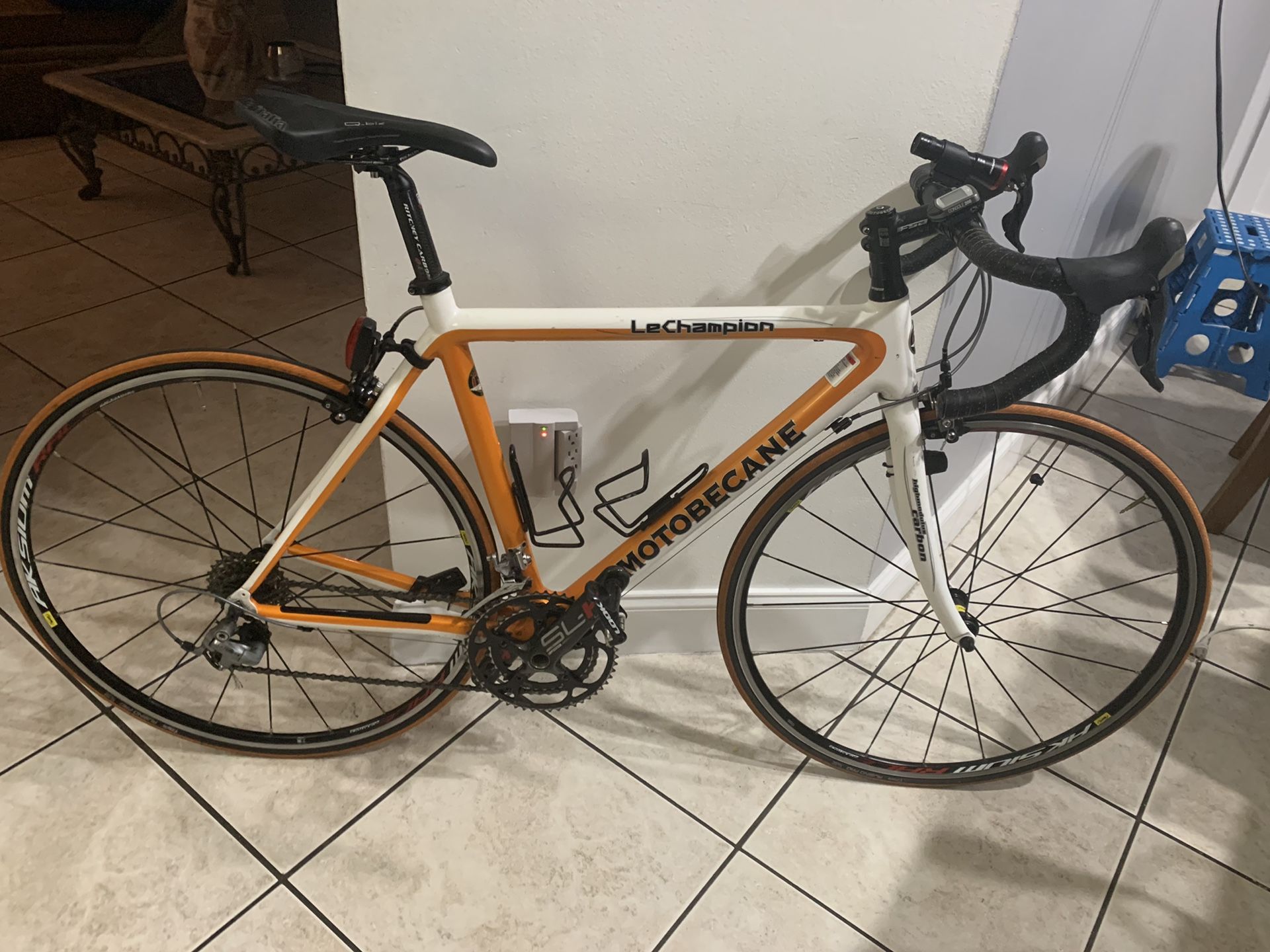 Motobecane Le Champion Médium Carbón Fiber road bike with Shimano