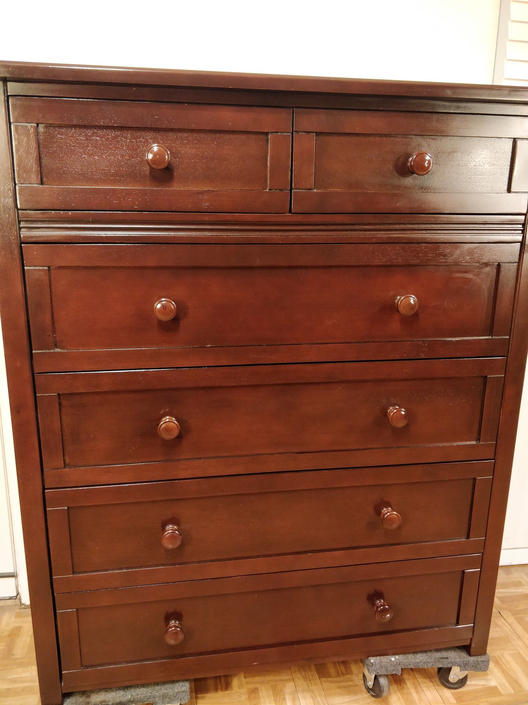 Nice modern solid wood dresser with 6 drawers in great condition, all drawers working well, dovetail drawers. L41.5"*W18.5"*H48"