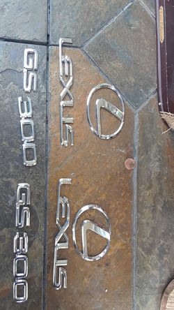 Lexus VS 300 emblems
