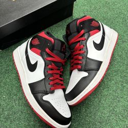JORDAN 1 MID GYM RED BLACK TOE SIZE 8.5