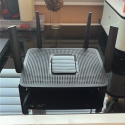 Linksys EA8300 Max-Stream: AC2200 Tri-Band Wi-Fi Router for Wireless Home Network, Uninterrupted Gaming and Streaming