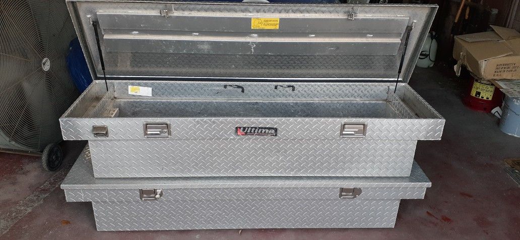 Full Size, Diamond Plate Aluminum Tool Box With Key.