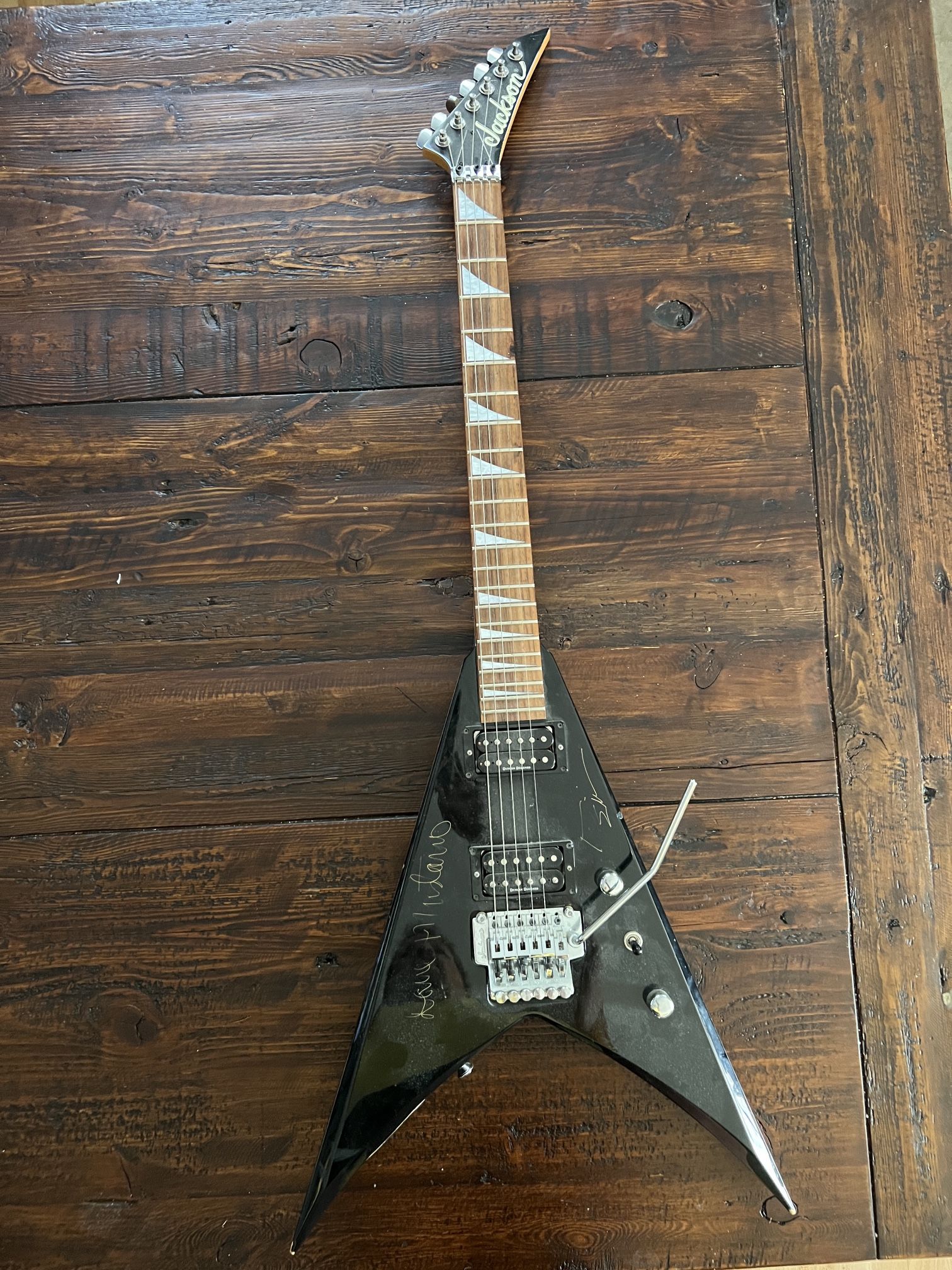 Jackson KING V signed by Dave Mustaine