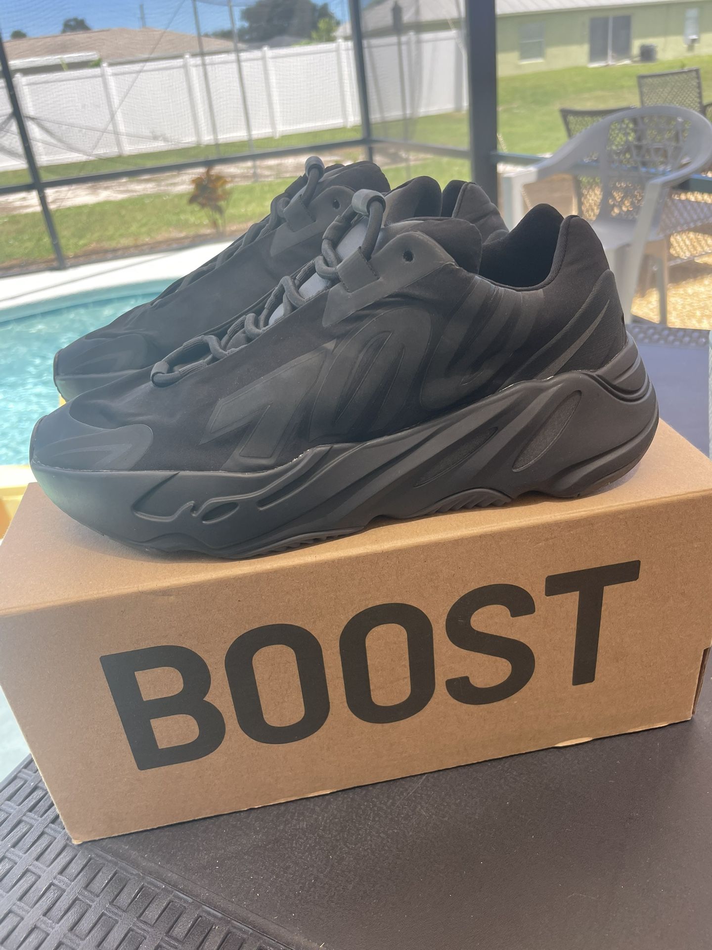 Yeezy Boost 700 MNVN