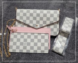 BEAUTIFUL 3 PIECE CROSSBODY PURSE 👛 WITH EXTRA STRAP, ( BOX INCLUDED)