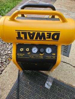 DEWALT 4.5 Gallon ,225 PSI Portable Air CompressorNEW LIKE CONDITION