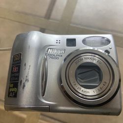 Nikon Coolpix 7600 digital camera. With a maximum resolution of 7.1 MP - Photography 